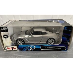 Maisto Special Edition Silver 2009 Nissan GT-R‎  1:24 Scale New in Opened Box
